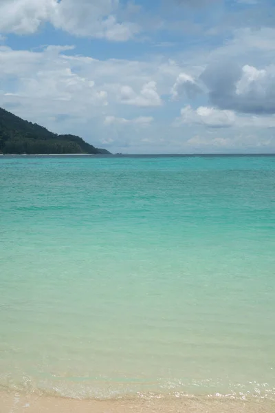 Bela Praia Areia Mar Lagoa Com Parte Ilha Sobre Céu — Fotografia de Stock