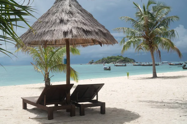 Fantastisk Tropisk Strand Med Solstolar Parasoll Palmträd Över Lagunhavet Med — Stockfoto