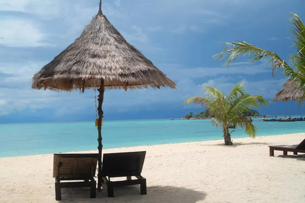 Fantastisk Tropisk Strand Med Solstolar Parasoll Palmträd Över Lagunhavet Med — Stockfoto