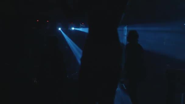 在黑暗的烟熏夜总会跳舞的人的剪影背面视图 — 图库视频影像