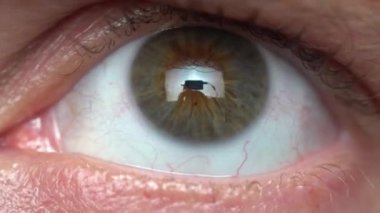 Görünür iris detayları ile erkek yanıp sönen göz closeup