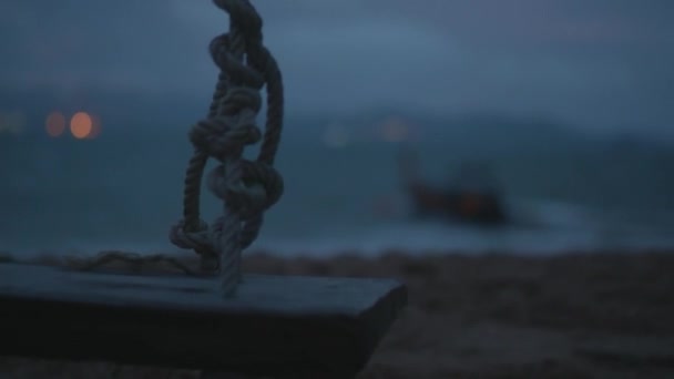 Primer Plano Cuerda Oscilante Playa Durante Día Oscuro Nublado — Vídeo de stock