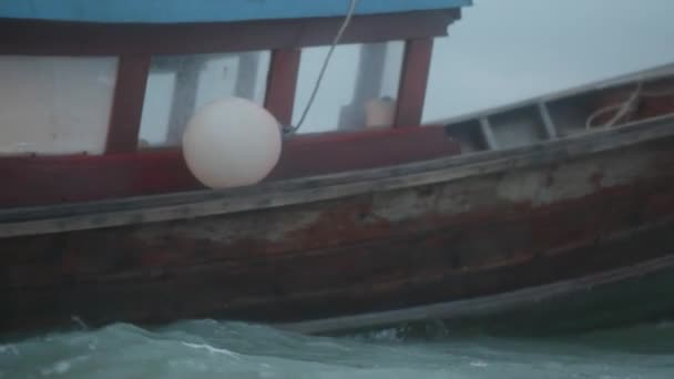 特写船漂流在波浪形的大海在多云黑暗的天空背景 清晨暴风雨前海水和天空不安的电影戏剧性画面 — 图库视频影像