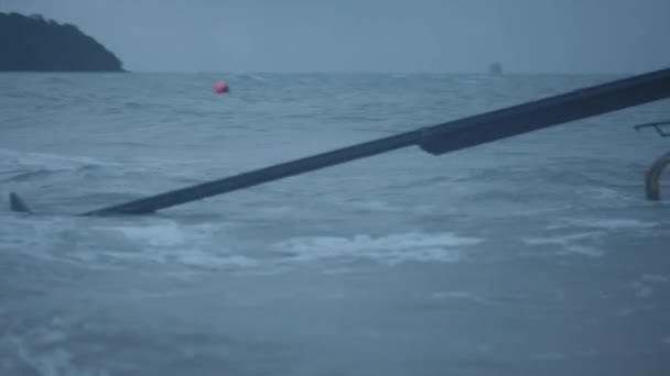 Barco Close Deriva Mar Ondulado Sobre Fundo Céu Escuro Nublado — Vídeo de Stock