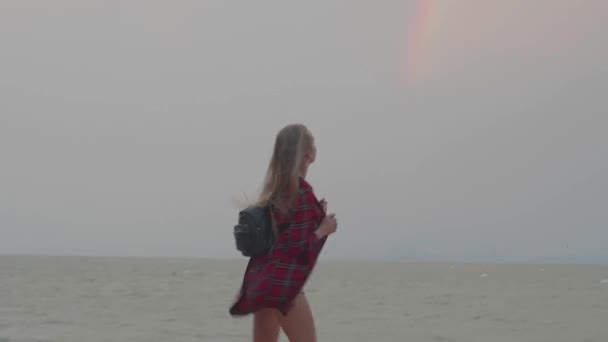 Mulher Desfrutando Seu Dia Praia Durante Manhã Nublada Ventosa — Vídeo de Stock