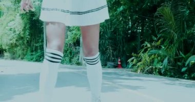 Güneşli yaz gününde Vintage silindir paten üzerinde güzel genç kız