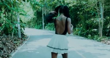 Güneşli yaz gününde Vintage silindir paten üzerinde güzel genç kız