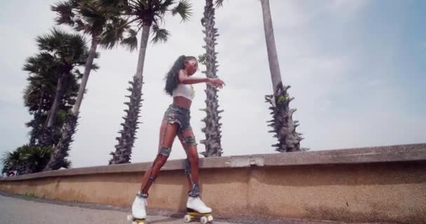 美丽的年轻女孩在复古溜冰鞋在阳光明媚的夏日 — 图库视频影像