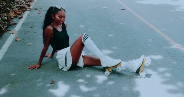 晴れた夏の日の間にヴィンテージローラースケートの美しい若い女の子 — ストック動画