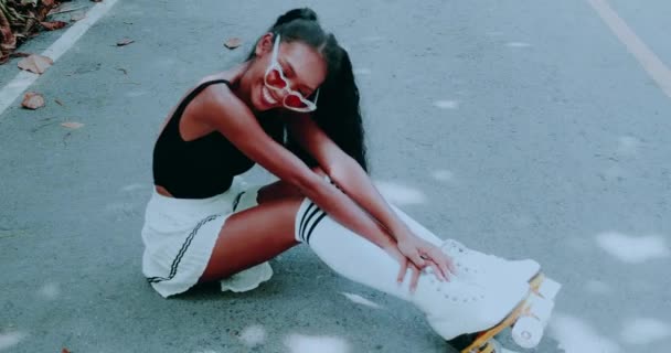 Hermosa Joven Patines Vintage Durante Soleado Día Verano — Vídeo de stock