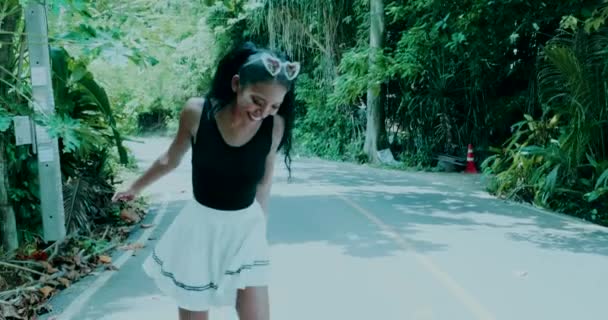 Gyönyörű Fiatal Lány Szüreti Görkorcsolya Alatt Napsütéses Nyári Napon — Stock videók