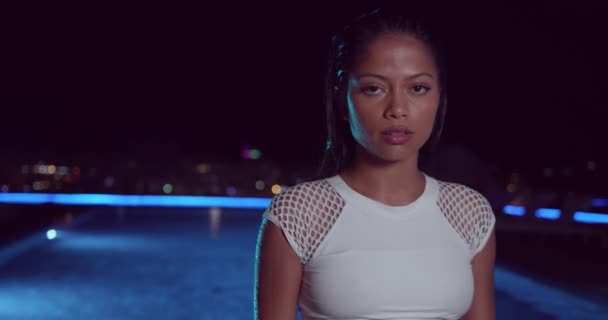 Schöne Frau Weißen Badeanzug Posiert Nachts Freibad Video Zeitlupe — Stockvideo