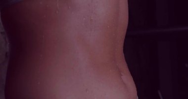 Spor salonunda seksi esmer Fitness kadın. Closeup vücut, egzersiz sonrası mola alarak spor giyim kadın teri ile mide 