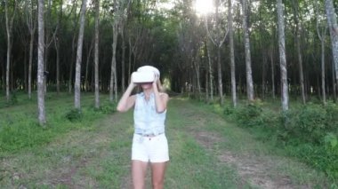 Ormanda Kadın Vr sanal gerçeklik gözlük kullanır ve doğa tarafından şaşırır