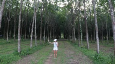 Ormanda Kadın Vr sanal gerçeklik gözlük kullanır ve doğa tarafından şaşırır