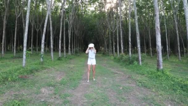Mulher Floresta Usa Óculos Realidade Virtual Surpreendida Pela Natureza — Vídeo de Stock