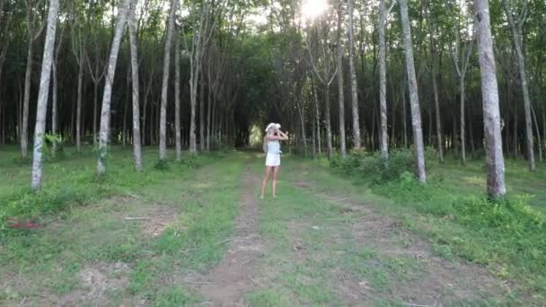 Mulher Floresta Usa Óculos Realidade Virtual Surpreendida Pela Natureza — Vídeo de Stock