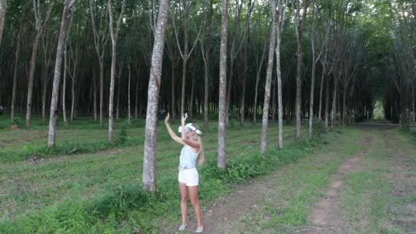 Γυναίκα Στο Δάσος Χρησιμοποιεί Γυαλιά Εικονικής Πραγματικότητας Και Εκπλήσσονται Από — Αρχείο Βίντεο
