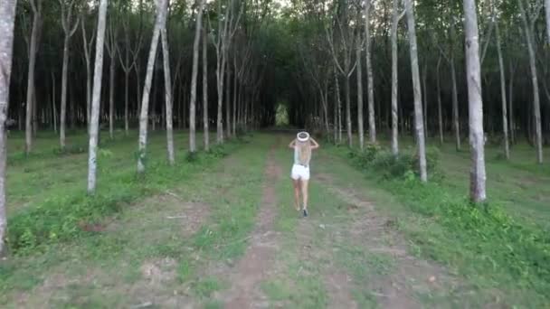 Mulher Floresta Usa Óculos Realidade Virtual Surpreendida Pela Natureza — Vídeo de Stock