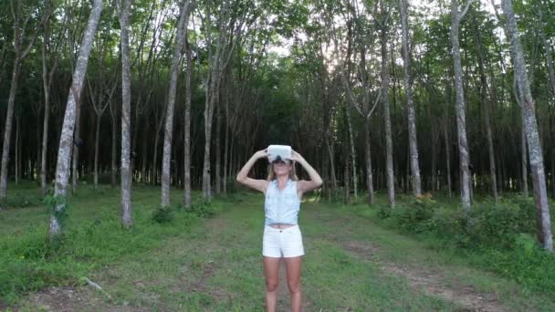 Woman Forest Uses Virtual Reality Glasses Amazed Nature — Stock Video