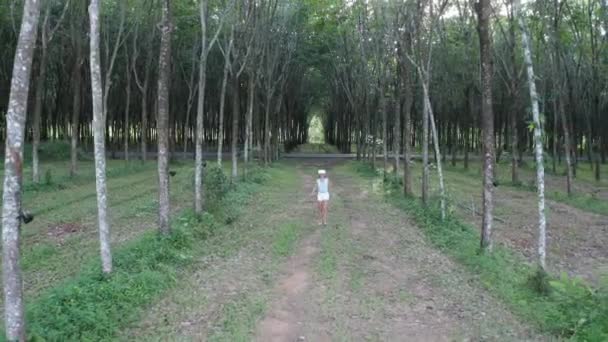 Mulher Floresta Usa Óculos Realidade Virtual Surpreendida Pela Natureza — Vídeo de Stock