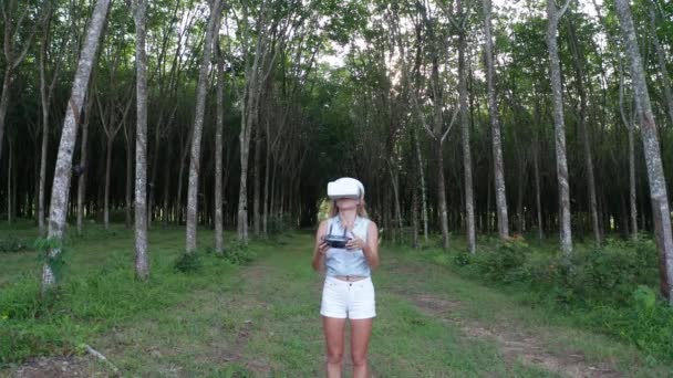 Mulher Usando Óculos Controlador Remoto Drone Floresta — Vídeo de Stock