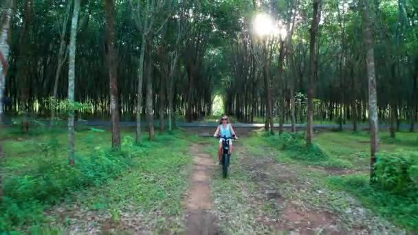 Drone Widok Kobiety Rowerze Elektrycznym Lesie Atrakcyjna Kobieta Jeździ Jej — Wideo stockowe