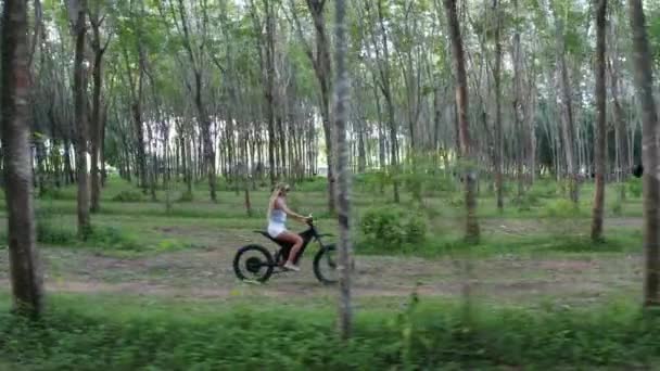 Θέα Της Γυναίκας Στο Ηλεκτρικό Ποδήλατο Στο Δάσος Ελκυστική Γυναίκα — Αρχείο Βίντεο
