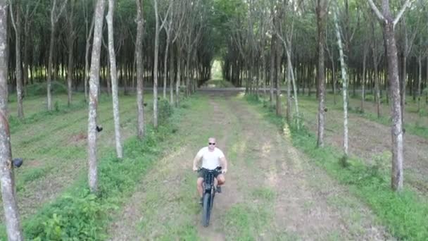 Ormanda Elektrikli Bisikletli Adamın Drone Görünümü Ormanda Onu Bisiklet Sürme — Stok video