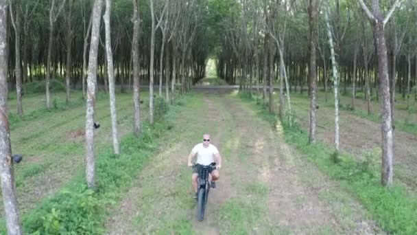 Drohnenbild Eines Mannes Auf Einem Elektrofahrrad Wald Attraktive Frau Mit — Stockvideo