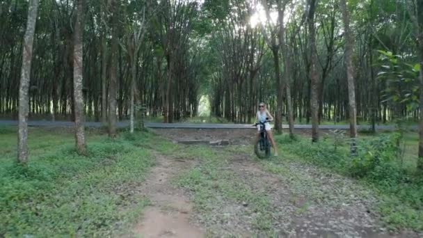 Drone Vista Della Donna Bicicletta Elettrica Nella Foresta Donna Attraente — Video Stock