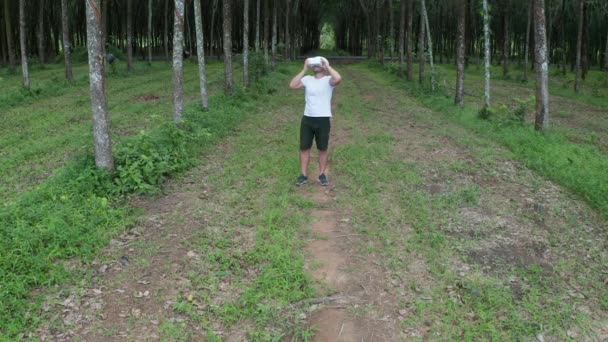 Uomo Nella Foresta Utilizza Occhiali Realtà Virtuale Stupito Dalla Natura — Video Stock