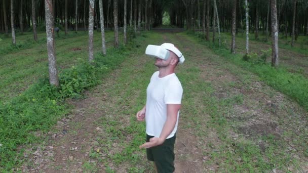 Man Forest Maakt Gebruik Van Virtual Reality Brillen Verrast Door — Stockvideo