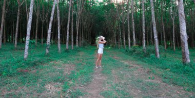 Ormanda Kadın Vr sanal gerçeklik gözlük kullanır ve doğa tarafından şaşırır