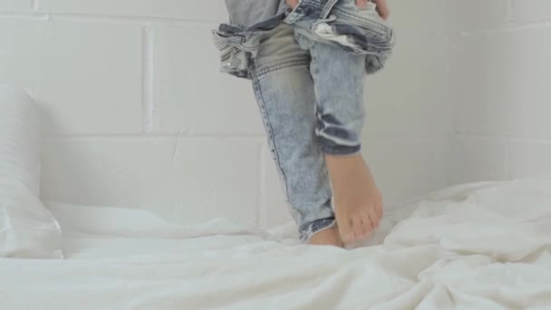 Primo Piano Delle Gambe Della Donna Mentre Toglie Pantaloni Jeans — Video Stock