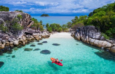 Tayland Koh Lipe adası yakınlarında yaz günü boyunca kristal berraklığında lagün deniz suyu kayık hava drone görünümü. Seyahat tropikal ada tatil konsepti