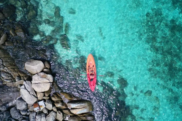 Lucht Drone Weergave Van Kajak Kristalhelder Lagune Zeewater Tijdens Zomerdag — Stockfoto