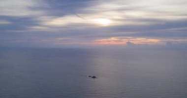 Güzel gün batımı nda deniz üzerinde havadan hiper lapse izleme