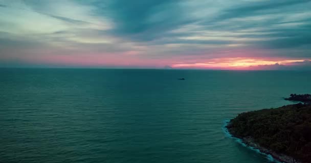 Εναέρια Υπερλήξη Παρακολούθηση Της Θάλασσας Κατά Διάρκεια Του Όμορφου Ηλιοβασιλέματος — Αρχείο Βίντεο