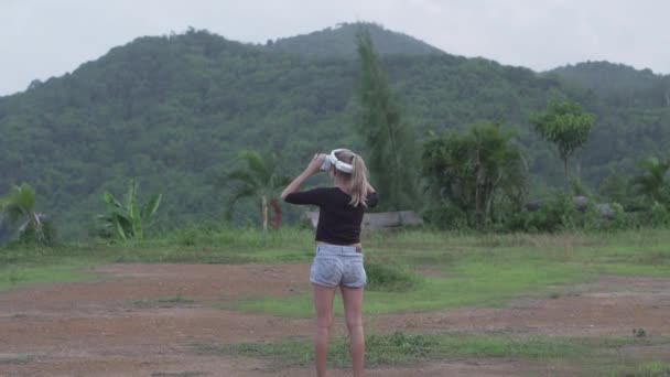 Mulher Belo Ponto Vista Tropical Usa Óculos Realidade Virtual Surpreendido — Vídeo de Stock