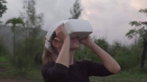 Γυναίκα Στην Όμορφη Τροπική Οπτική Γωνία Χρησιμοποιεί Γυαλιά Εικονικής Πραγματικότητας — Αρχείο Βίντεο