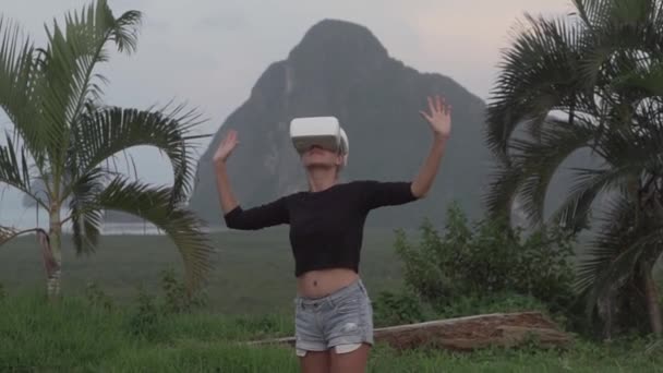 Vrouw Het Prachtige Tropische Gezichtspunt Maakt Gebruik Van Virtual Reality — Stockvideo