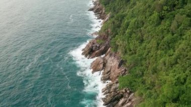 Yeşillik ile okyanus güzel dalgalar ve kayalık sahil havadan drone görünümü