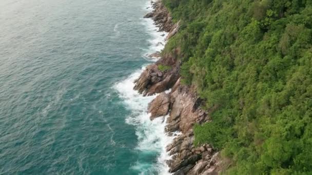 Vista Aérea Drones Del Océano Hermosas Olas Costa Rocosa Con — Vídeo de stock