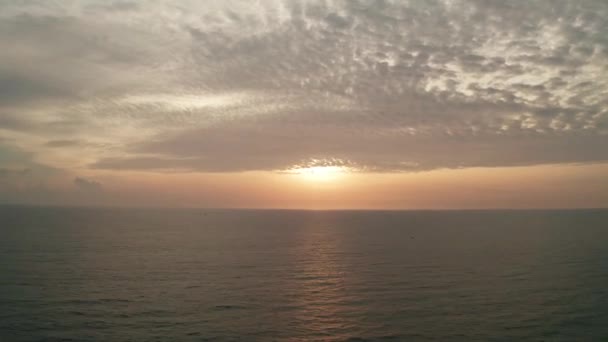 Letecký Filmový Dron Čas Výpadek Moře Úžasný Západ Slunce Oblačným — Stock video