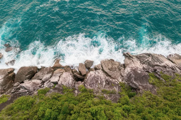 Drone Aérien Vue Dessus Océan Belles Vagues Côte Rocheuse Avec — Photo