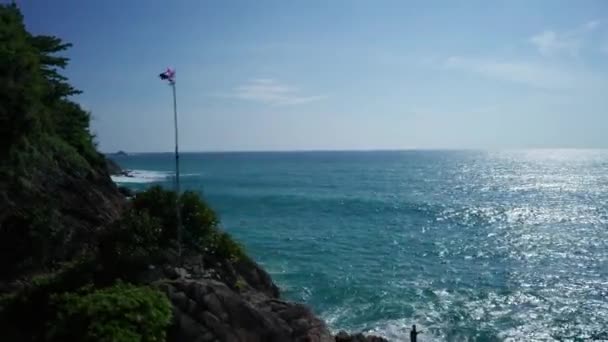 Imágenes Aéreas Cinematográficas Costa Isla Tropical Rocosa Con Bandera Tailandesa — Vídeos de Stock