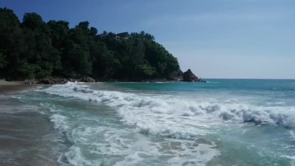 Vista Aérea Baixa Das Ondas Oceano Batendo Contra Praia Areia — Vídeo de Stock