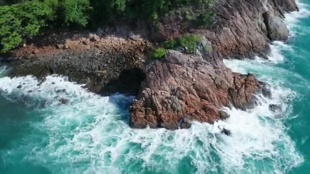 Aerial Drone View Ocean Beautiful Waves Crashing Rocky Tropical Island — Stock Video