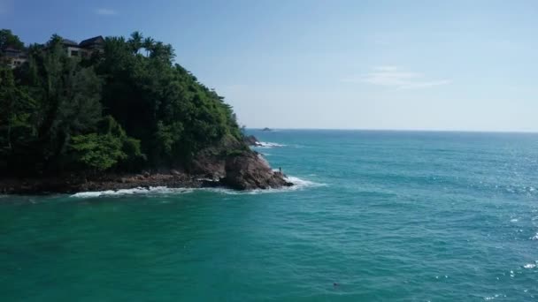 Filmato Aereo Della Costa Rocciosa Dell Isola Tropicale Con Bandiera — Video Stock